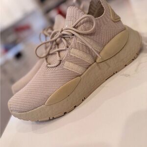 adidas Women's Beige/tan Sneakers great condition